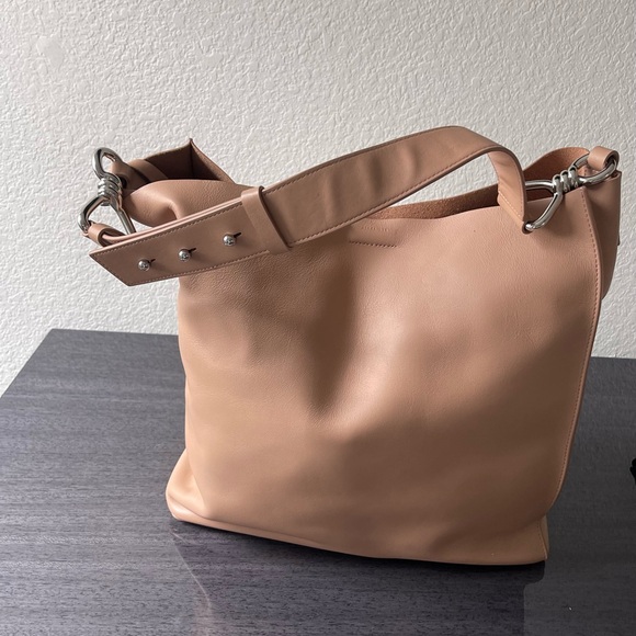 ALLSAINTS CAPTAIN LEATHER NORTH TOTE

SOUTH USED A FEW TIMES JUST LIKE BRAND NEW - Picture 11 of 11
